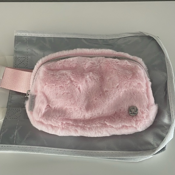 LULULEMON Unisex Everywhere Belt Bag Plush Fleece O/S STRAWBERRY MILKSHAKE $68 - Picture 6 of 10